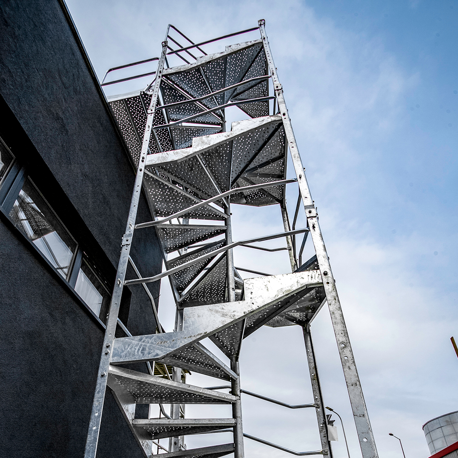 tymczasowe-spiralne-schody-sst-3