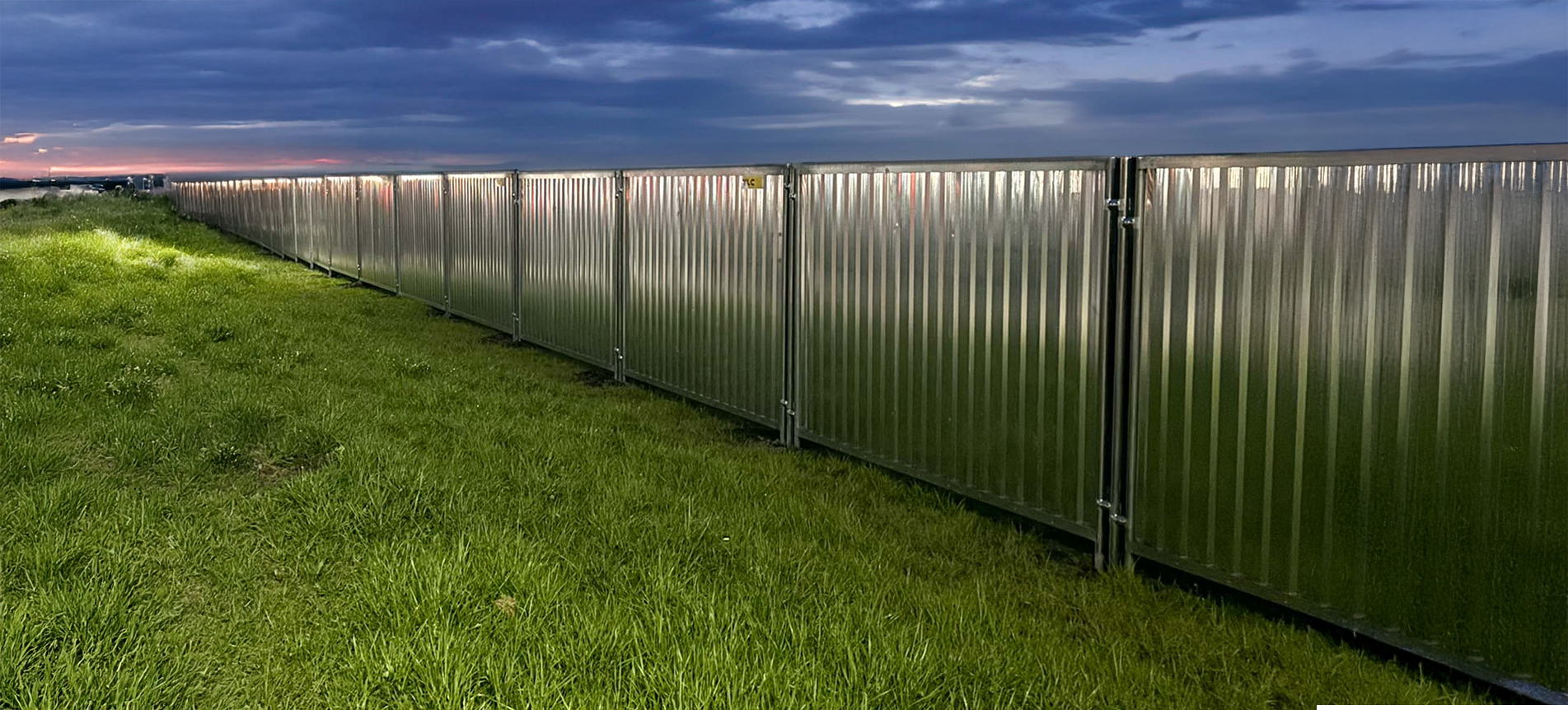 Montaż paneli ogrodzeniowych Smart na placu budowy szpitala we Wrocławiu