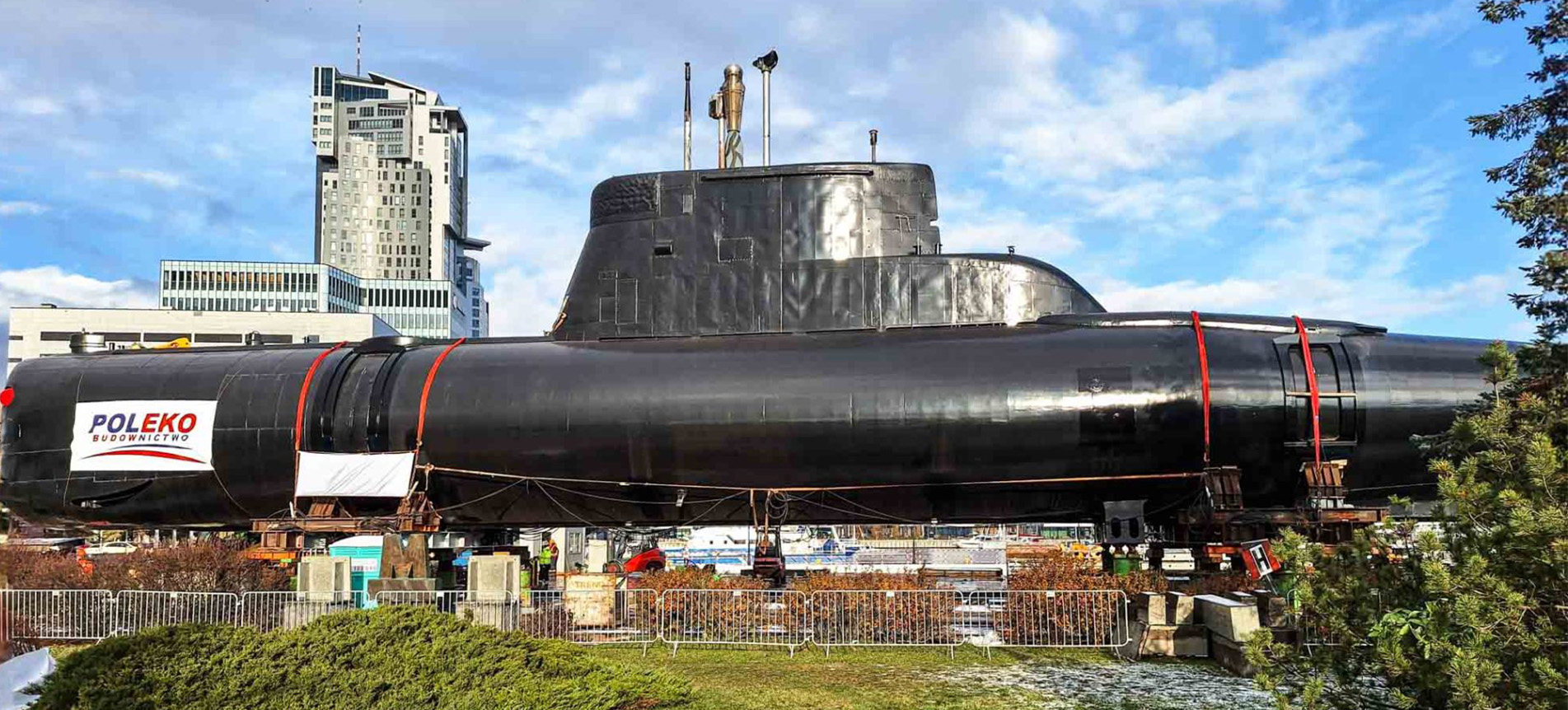 Barierki City przy transporcie łodzi podwodnej ORP „Sokół” – TLC Rental w akcji!