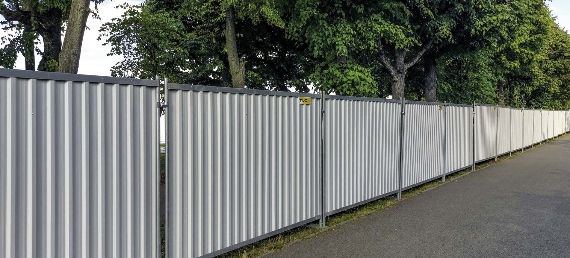 Ogrodzenia tymczasowe pełne i ażurowe – zabezpieczenie placów budowy i eventów